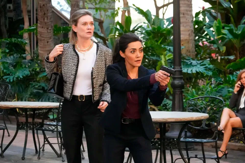 Lucy y Tatyana en NCIS Hawaii