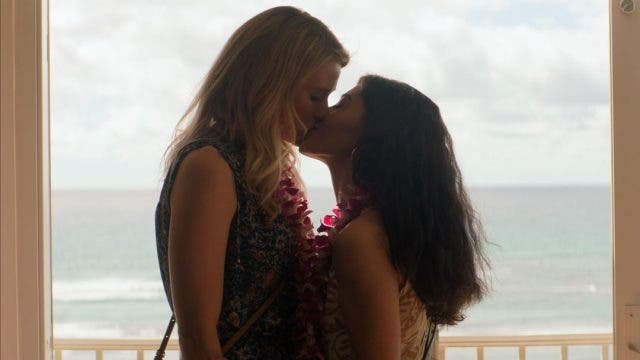 Lucy y Kate besándose en el hotel
