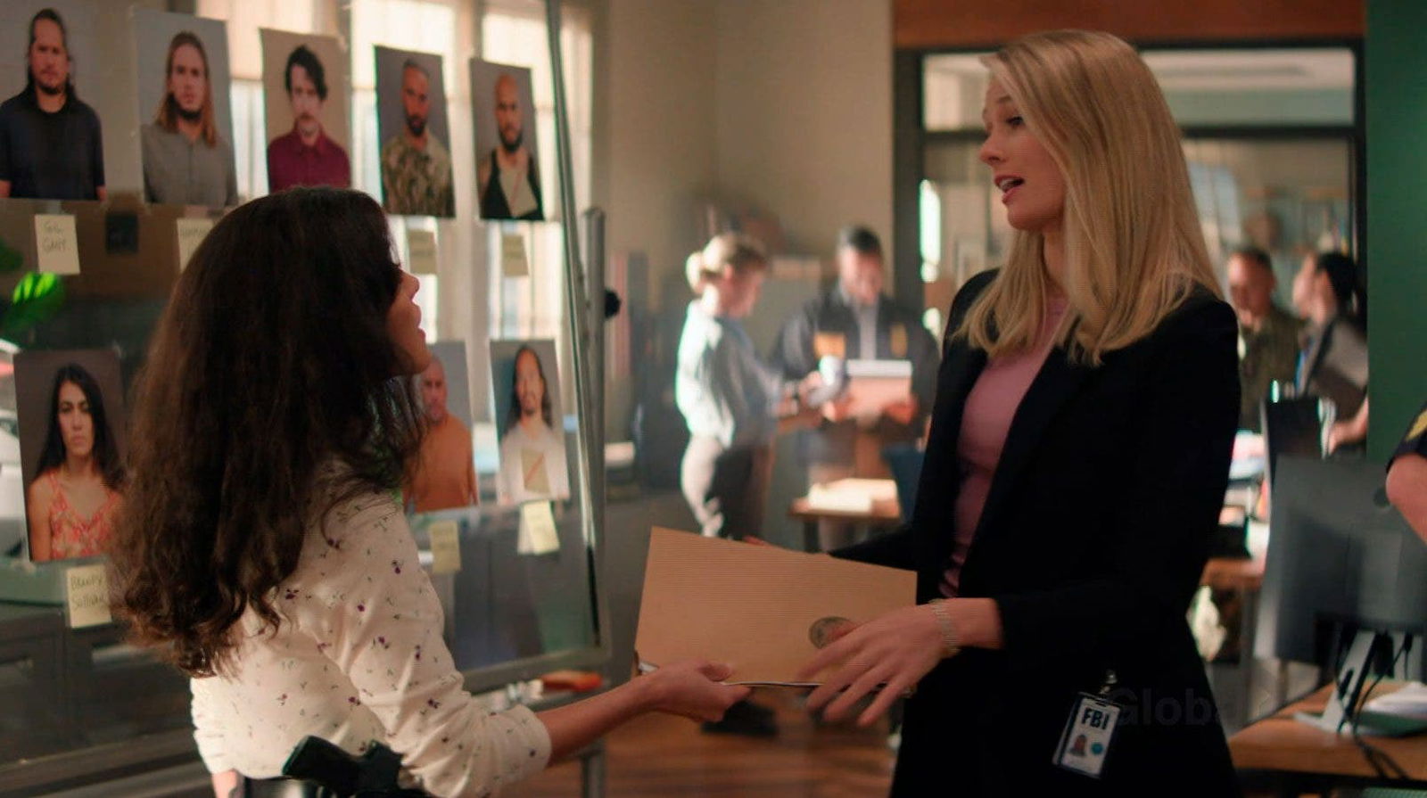 Lucy intentando convencer a Kate de cambiar de caso