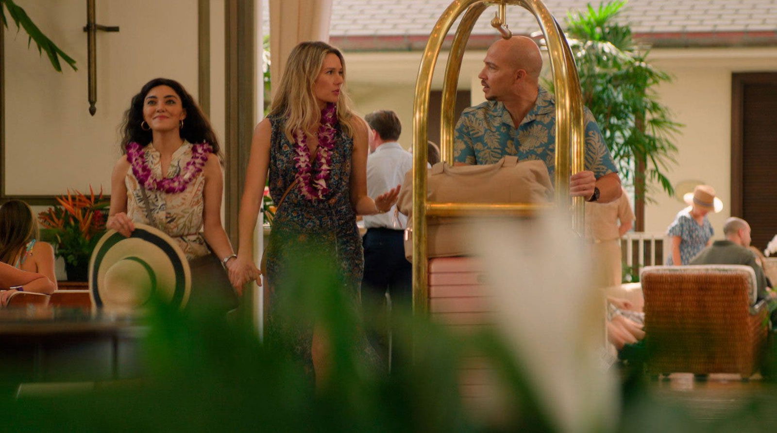 Lucy y Kate entrando en el hotel