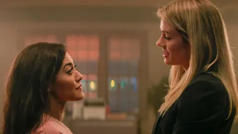 Lucy y Kate en NCIS HAWAII