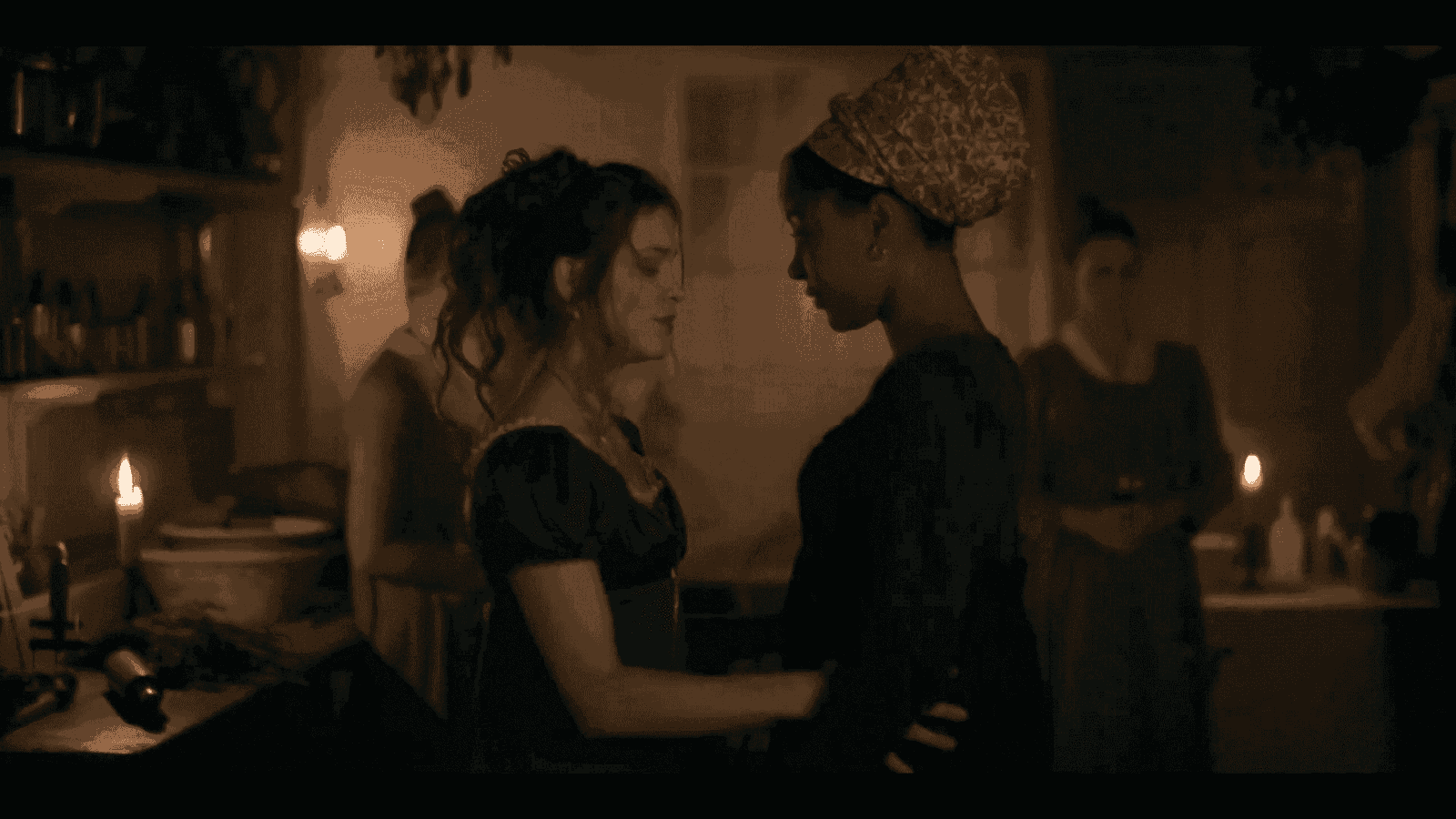 Frannie y Madame tienen un momento de diversión juntas