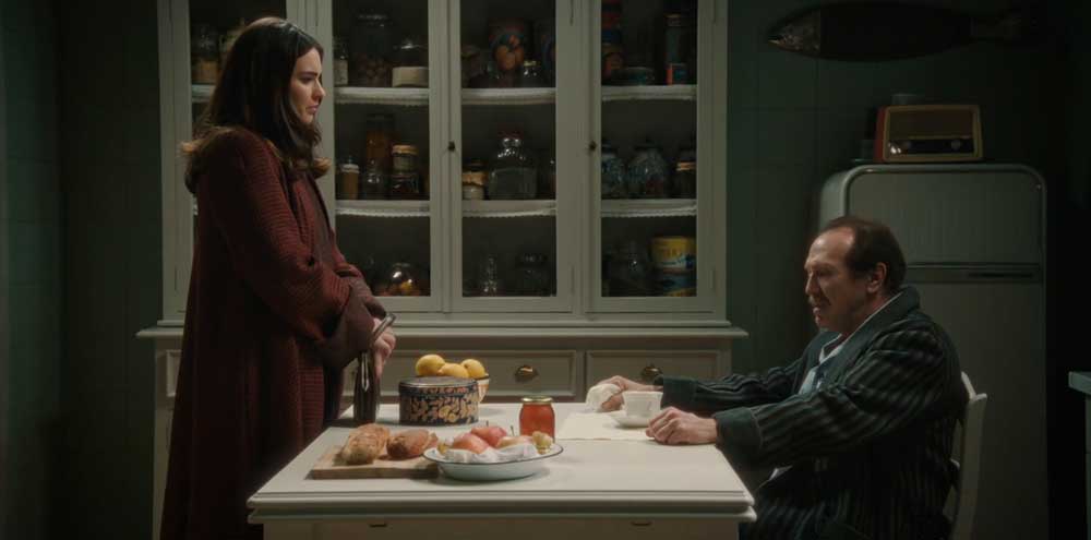 Fina e Isidro hablando en la cocina