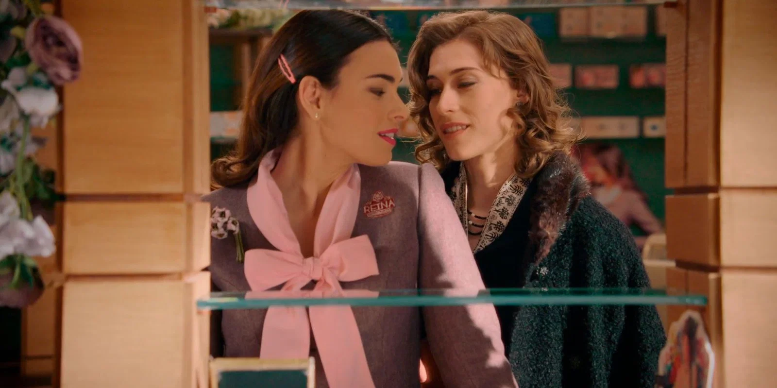 Fina y Marta mirándose en sueños de libertad