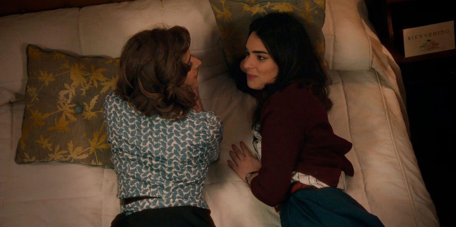 Marta y Fina mirándose a los ojos