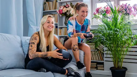 pareja l&eacute;sbica jugando videojuegos