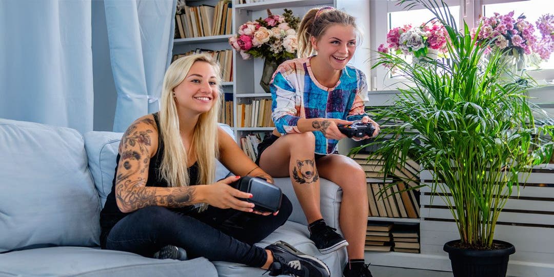 ¿Cómo contribuye la creación de personajes propios en vídeojuegos a mejorar la imagen de la comunidad LGBTQ?