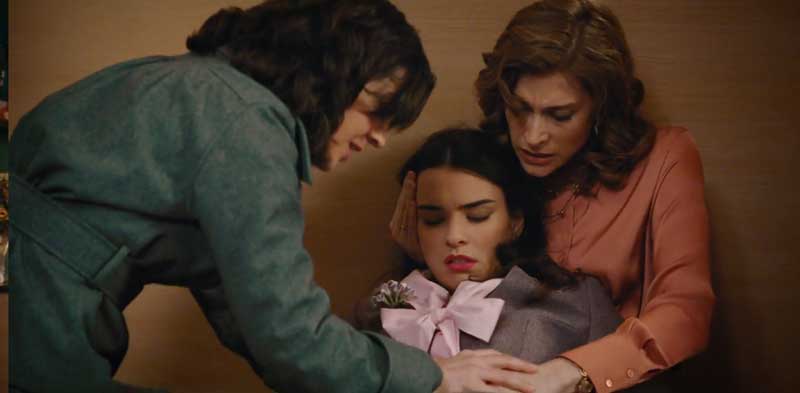 Luz atendiendo a Fina mientras Marta la sostiene