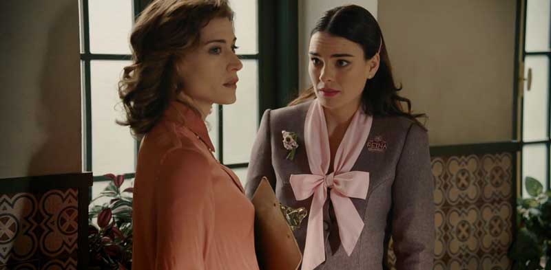 Marta y Fina hablando en los pasillos