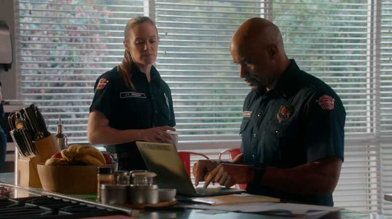 Maya y Sullivan en Station 19