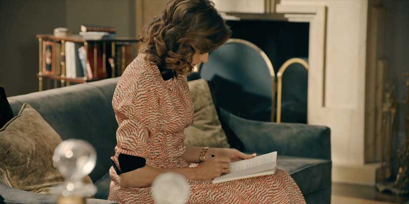 Marta escribiendo en su diario