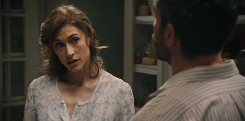 Marta hablando con Andrés en Sueños de Libertad