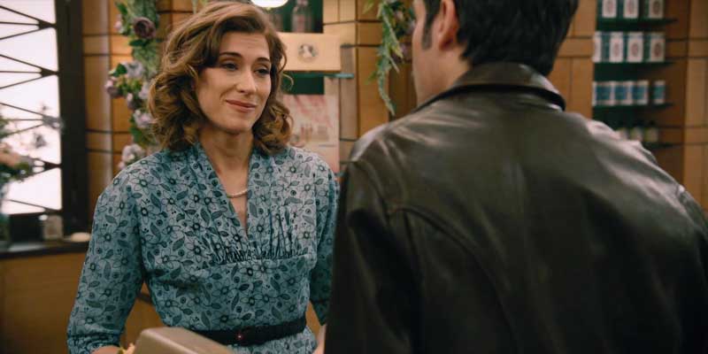 Marta hablando con Joaquín en la tienda