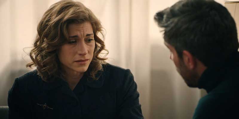 Marta llorando mientras habla con Andrés