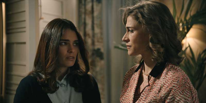 Marta y Fina intercambiando miradas