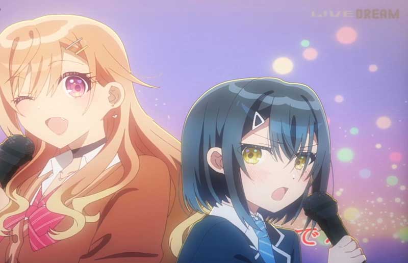 Yuhi y Yasumi cantando Karaoke