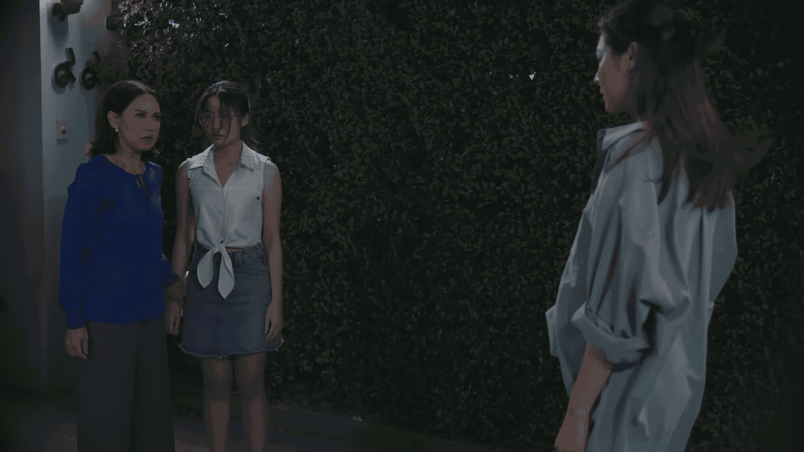 La abuela de Anueng enfrenta a ambas