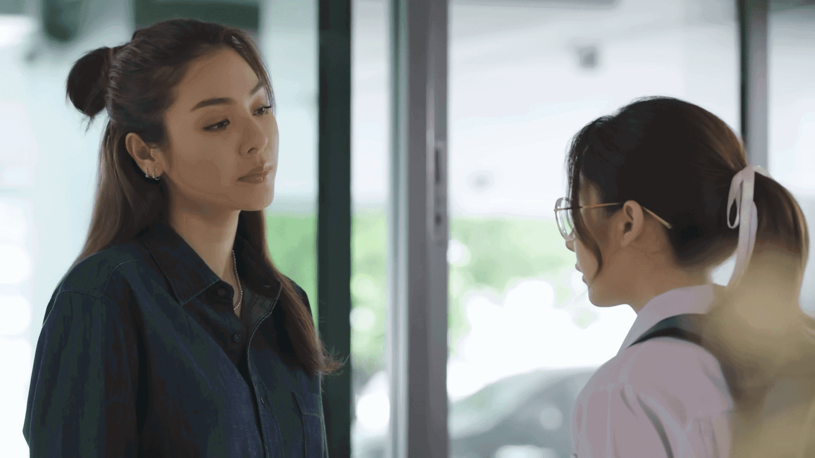 Nueng intenta alejar a Aneung