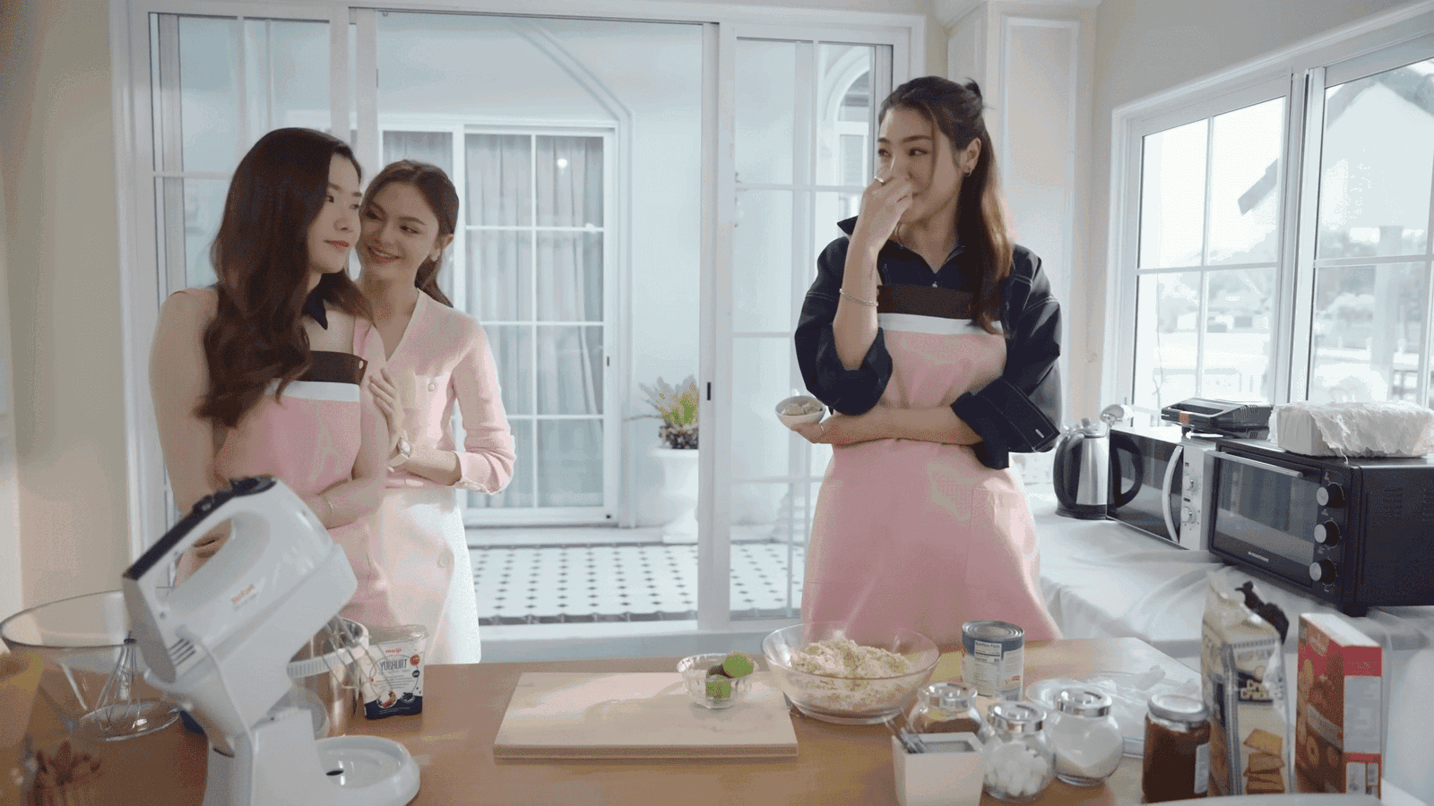 Nueng pide opinión sobre la relación con Aneung a Sam y Mon