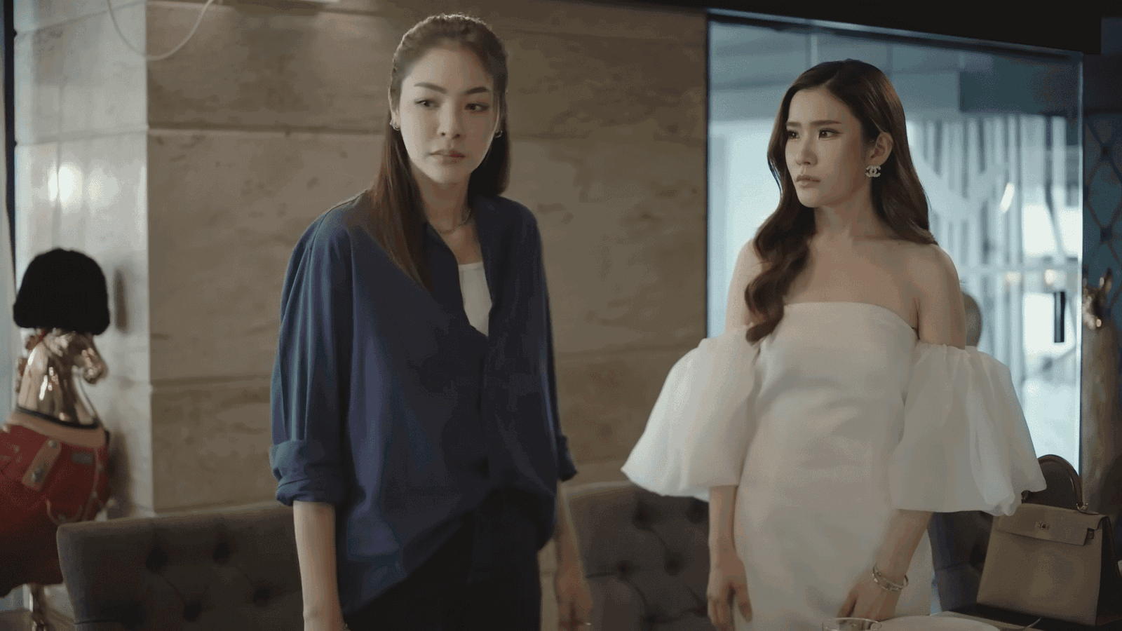 Sam lleva a que Nueng vea a su abuela