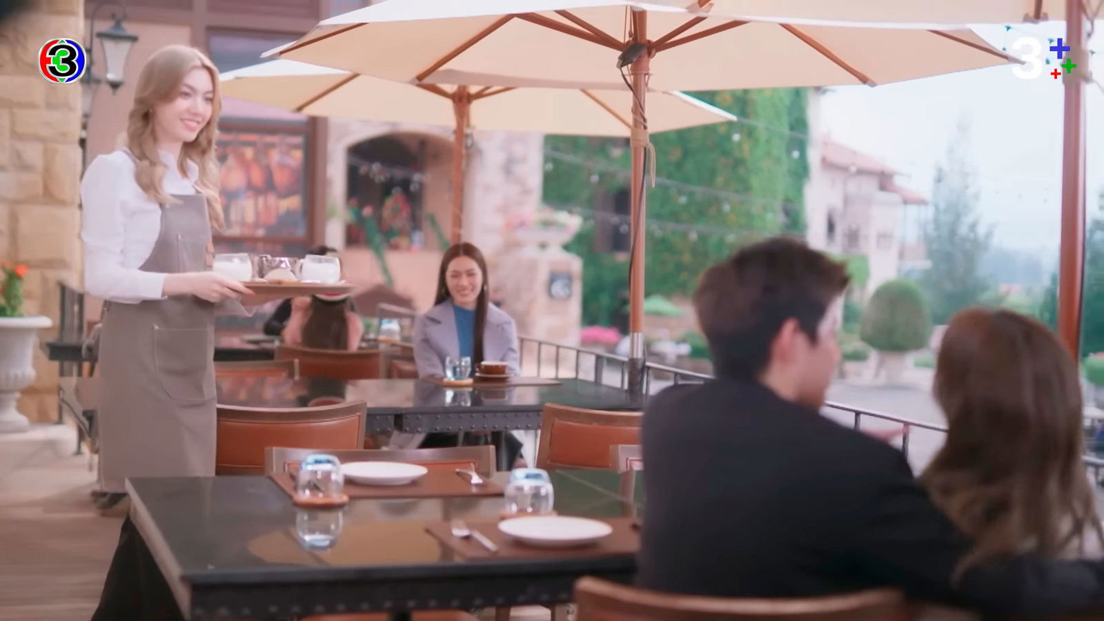 Earn y Lada observando a Pie y Kim en The Secret of Us