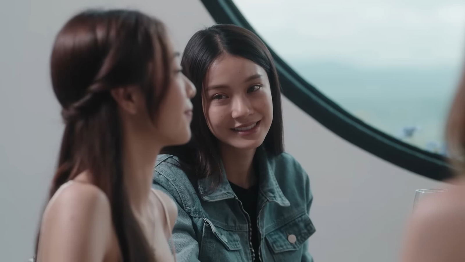 Aioon estando orgullosa de May