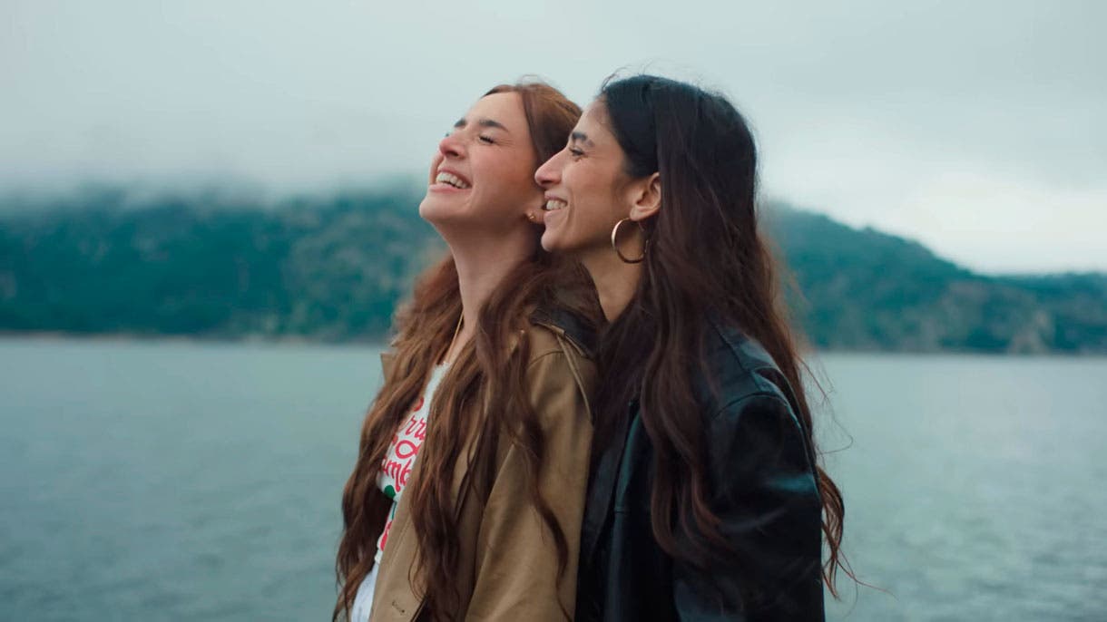 “Q Somos”: la canción lésbica más honesta de Lola Indigo (y su videoclip con Carolina Yuste)