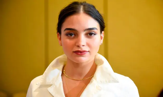 Melissa Barrera finaliza el guion de su película romántica lésbica y planea dirigirla