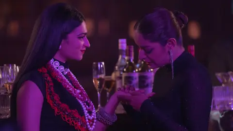 Pareja lésbica en la serie La Realeza