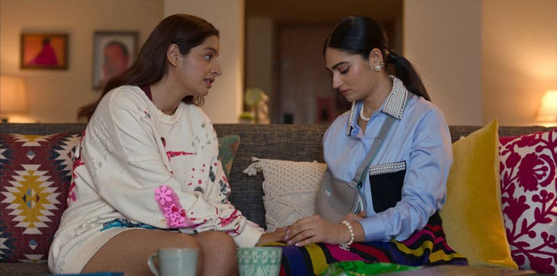 Divyaranjini y Niki hablando en el departamento