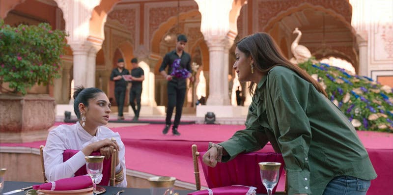 Divyaranjini y Niki hablando sobre castillos