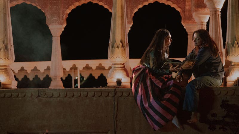 Divyaranjini y Niki platicando en el castillo