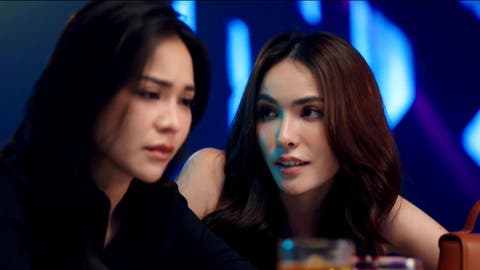 Engfa Waraha y Charlotte Austin en Unlimited Love