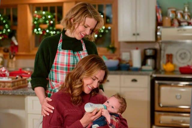 Katherine Barrell y Ali Liebert en la película lésbica navideña "The Christmas baby"