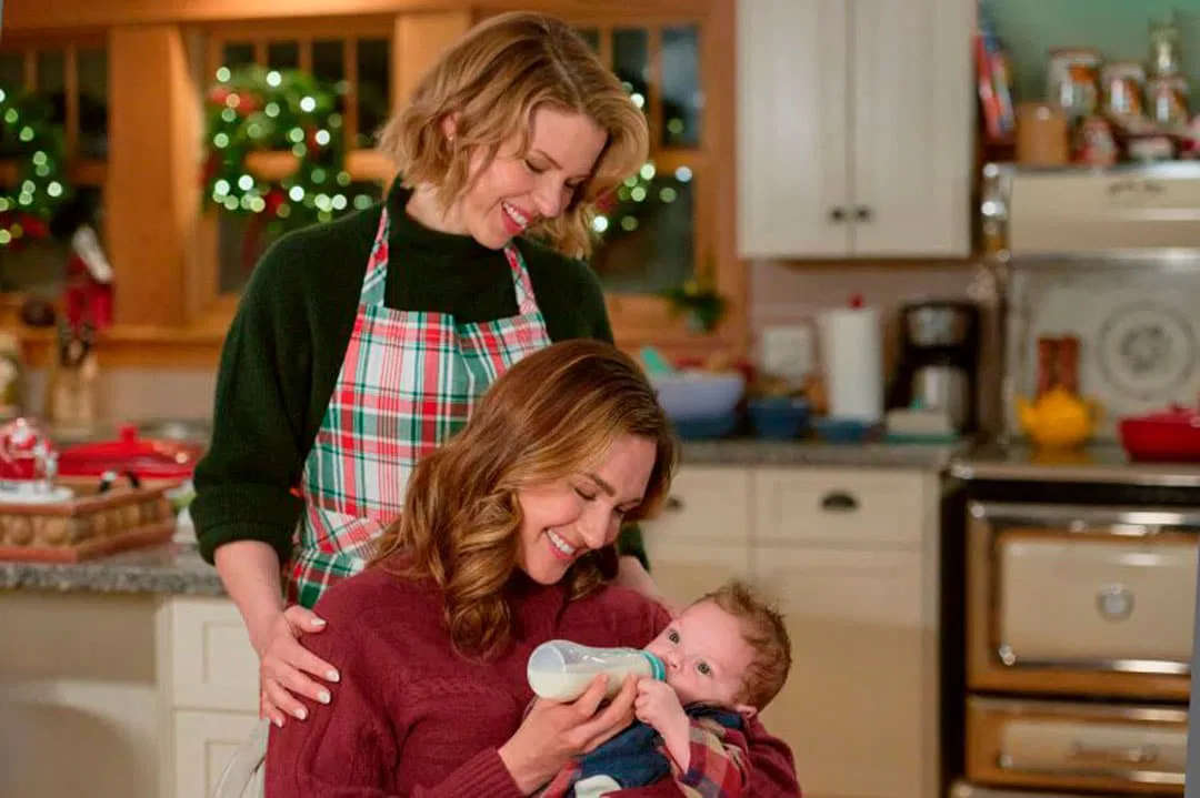 Katherine Barrell y Ali Liebert en la película lésbica navideña "The Christmas baby"