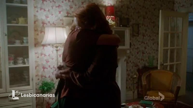 Betty y Kate abrazadas en Bomb Girls