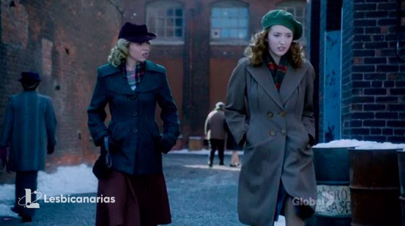 Betty y Kate abrigadas en Bomb Girls