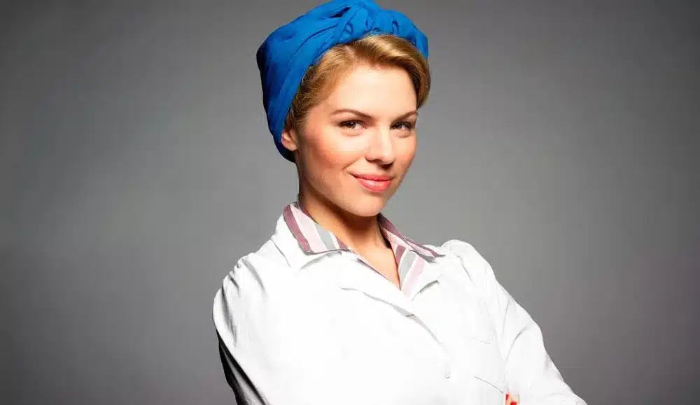 Ali Liebert como Betty mcRae
