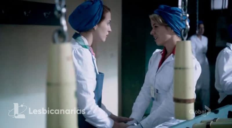 Kate y Betty tomadas de las manos en Bomb Girls