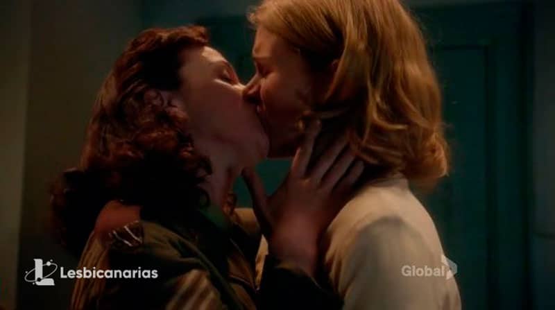 Teresa y Betty besándose en Bomb Girls