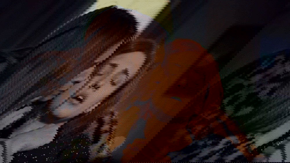 Waverly besando a Nicole que está envenenada