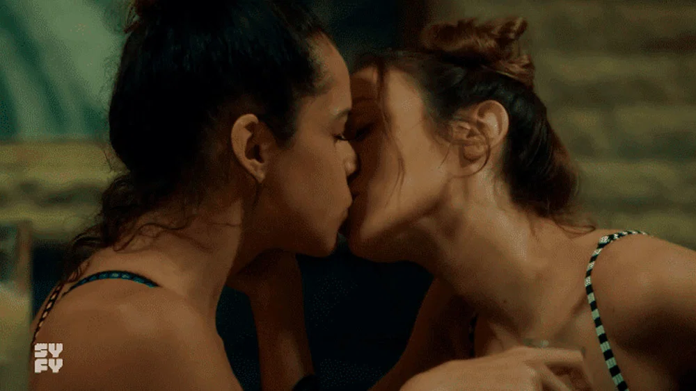 Waverly y Rosita en Wynonna Earp
