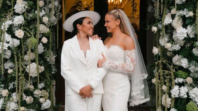 Marta Silva y Carrie Lawrence mirándose el día de su boda