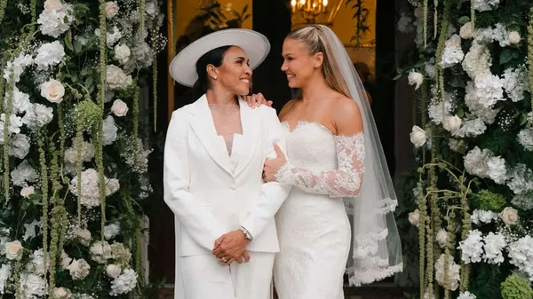 Marta Silva y Carrie Lawrence mirándose el día de su boda