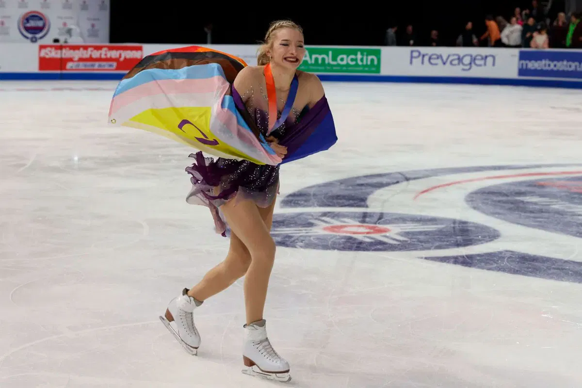Patinadora Amber Glenn posa con la bandera del Orgullo