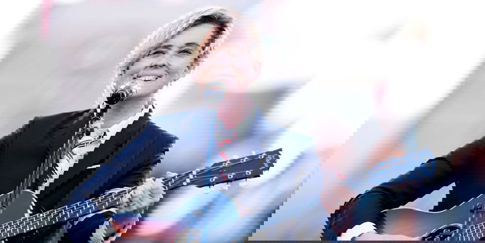 Brandie Carlile sonriendo en la Super Bowl