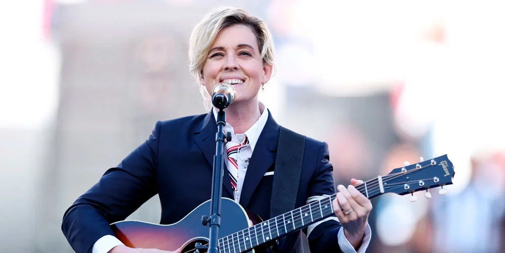 Brandie Carlile sonriendo en la Super Bowl