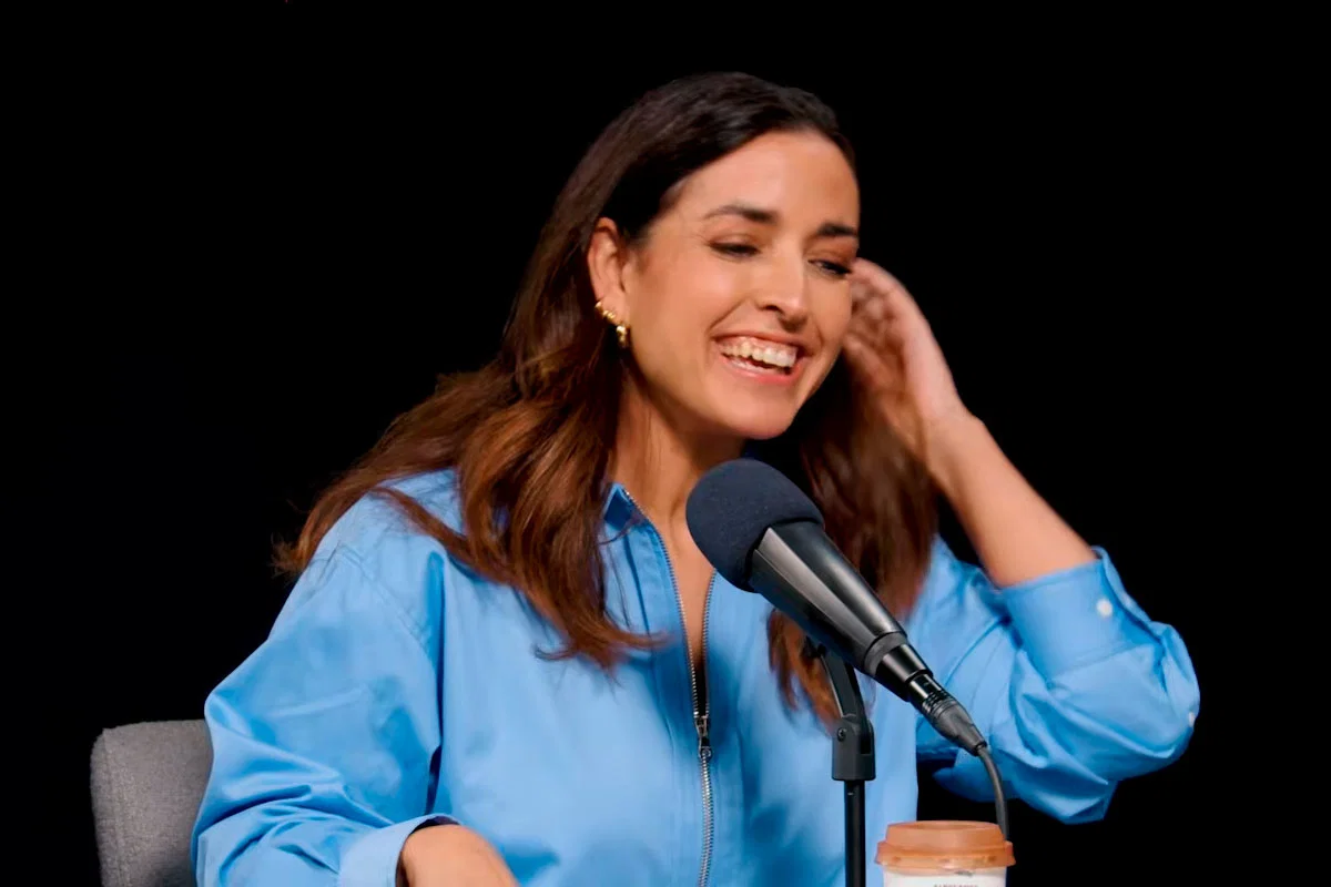 Inma Cuesta hablando frente al micrófono de un podcast