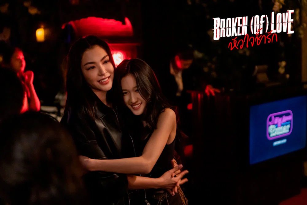Faye y Atom abrazadas en Broken of Love