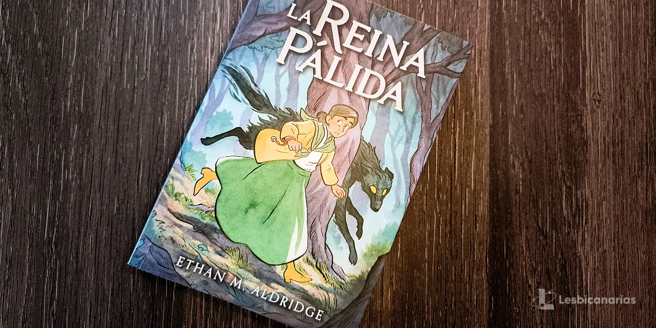 El comic de la reina pálida sobre una mesa de madera